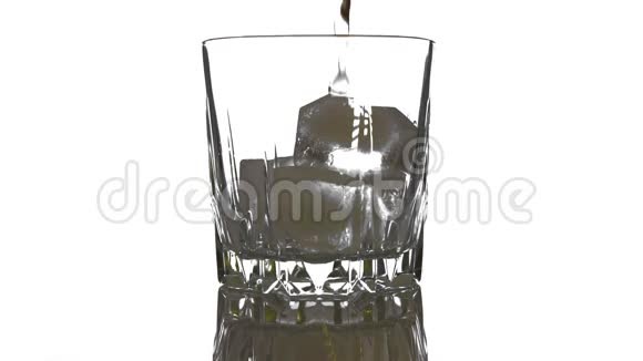 金色威士忌倒入玻璃杯中将威士忌或白兰地倒入带有白色背景冰块的玻璃杯中视频的预览图