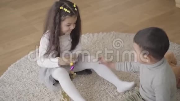 两个可爱的中东儿童为玩具而战哥哥试图把他妹妹的派对哨子拿走视频的预览图