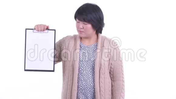 超重的亚洲妇女展示剪贴板竖起大拇指准备过冬视频的预览图