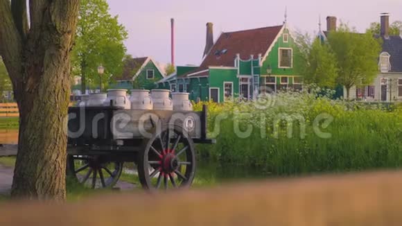 ZaanseSchans镇传统荷兰屋视频的预览图