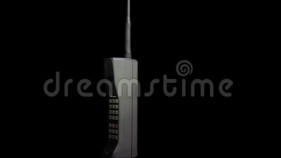 黑色背景的老式手机视频的预览图