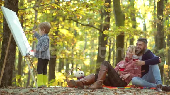 快乐的儿童艺术家在秋天的大自然中画画一起享受美好的周末浪漫的一对视频的预览图