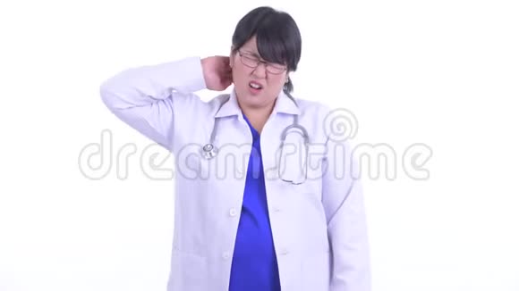 超重亚洲女医生颈部疼痛视频的预览图