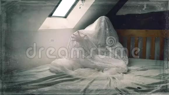 一个鬼鬼祟祟的人坐在床上伸出一只手视频的预览图