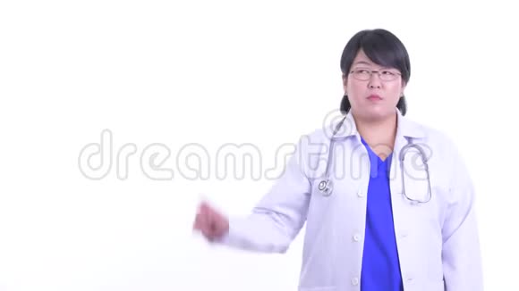 快乐超重的亚洲女医生边说边指出视频的预览图