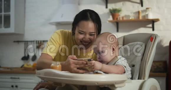 妈妈给宝宝看智能手机视频的预览图