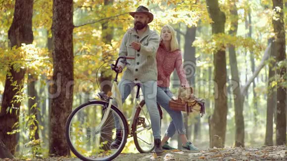 搭配老式自行车秋天的美丽假日户外度假之旅恋爱中的浪漫秋季情侣享受吧视频的预览图