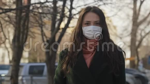 感染病毒的妇女戴着防护面具在空街咳嗽视频的预览图