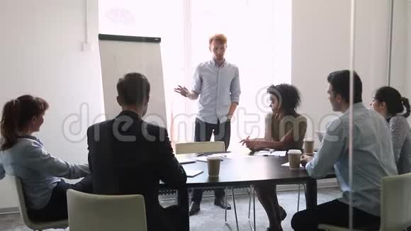 不同的员工参加研讨会聆听商业红发教练视频的预览图