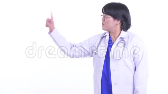 快乐超重的亚洲女医生摸东西竖起大拇指视频的预览图