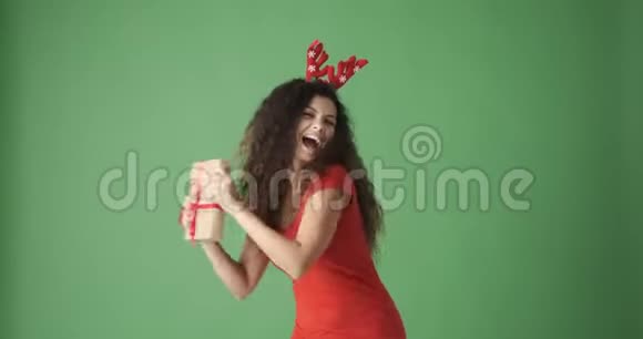女人在绿色背景下跳舞庆祝圣诞节视频的预览图