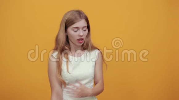 无聊的年轻白种女人面色迷茫手指放在一边视频的预览图