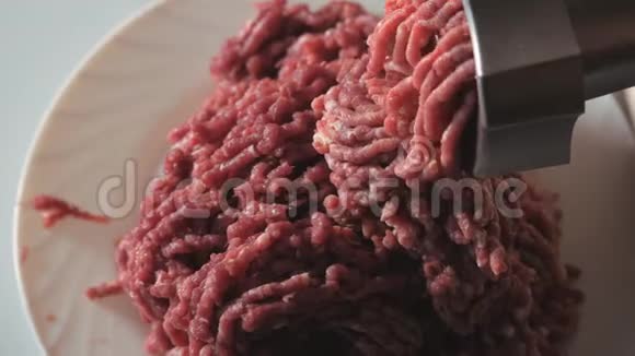 野麋鹿肉的切割深色生肉加工在绞肉机里做饭视频的预览图