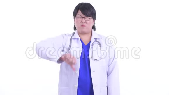 愤怒的超重亚洲女医生竖起大拇指视频的预览图