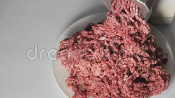野麋鹿肉的切割深色生肉加工在绞肉机里做饭视频的预览图