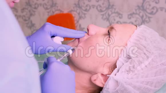 美容师做了一个手术来增加美容院里女人的嘴唇皮肤护理化妆品注射视频的预览图