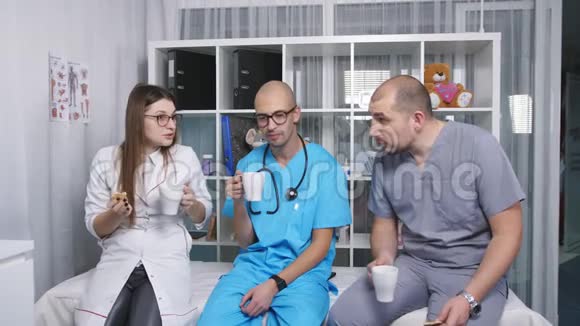 医生休息室里的医生喝咖啡休息时说话视频的预览图