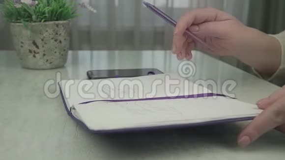 女商人把紫色的钢笔和关闭笔记本特写视频的预览图