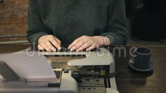 中型特写镜头女人用老式打字机写故事视频的预览图