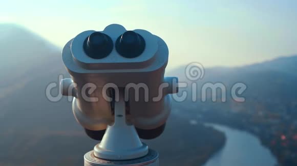 旅游望远镜全景双筒望远镜侧视图这枚金属硬币与一架灰色望远镜在视频的预览图