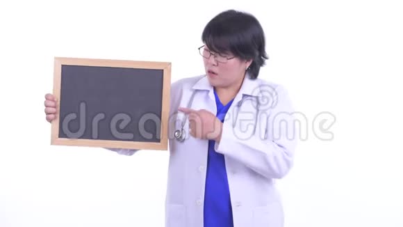 穿着超重的亚洲女医生拿着黑板竖起大拇指视频的预览图