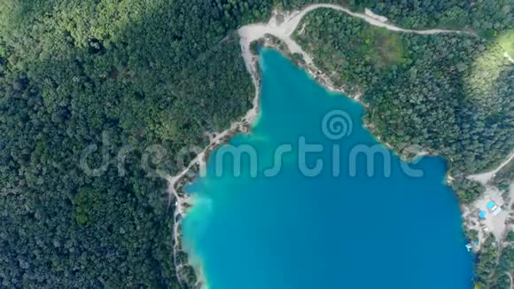 鸟瞰被森林包围的蓝色湖泊视频的预览图