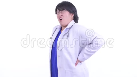 超重亚洲女医生背痛视频的预览图