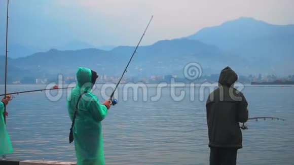 许多渔民正在海上捕鱼背景山中一道亮丽的风景线视频的预览图