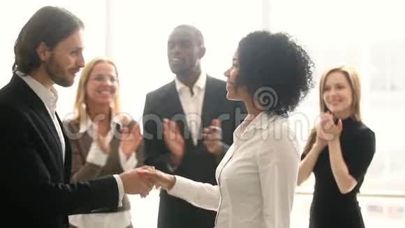 公司老板握手非洲员工宣传祝贺黑人女青年视频的预览图
