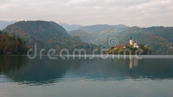 美丽的秋天景观围绕着布莱德湖岛和教会斯洛文尼亚视频的预览图