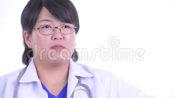 压力过大的亚洲女医生得了坏消息视频的预览图