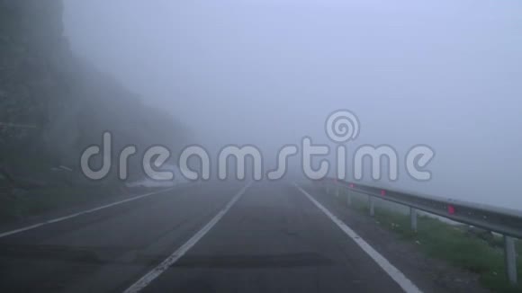 波夫在雾蒙蒙的可怕山路上开车视频的预览图