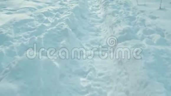有脚步声的雪道视频的预览图