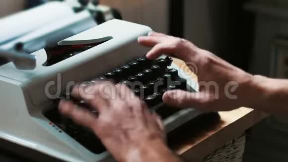 在老式打字机上打字在窗边写一封情书4K视频的预览图