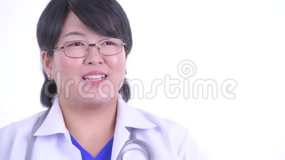 快乐超重亚洲女医生的脸得到好消息视频的预览图