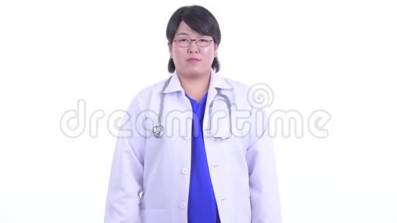 快乐超重的亚洲女医生握手视频的预览图
