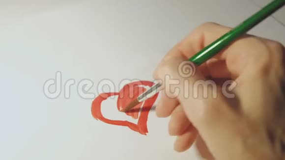 一位女艺术家从心中画一张水彩卡片为情人节视频的预览图