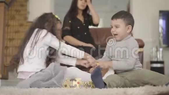 两个中东小孩在前台争夺玩具他们的母亲拼命地抱着她的头视频的预览图