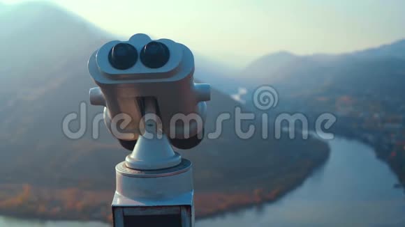 旅游望远镜全景双筒望远镜侧视金属硬币用灰色望远镜工作与一个视频的预览图