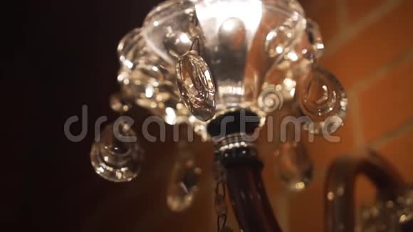 一盏水晶壁灯水晶闪烁着明亮的灯光相机绕着它旋转视频的预览图
