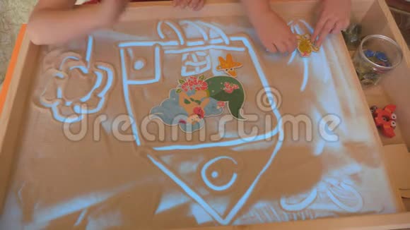 儿童沙疗法幼儿用沙子游戏游戏室的教育活动视频的预览图
