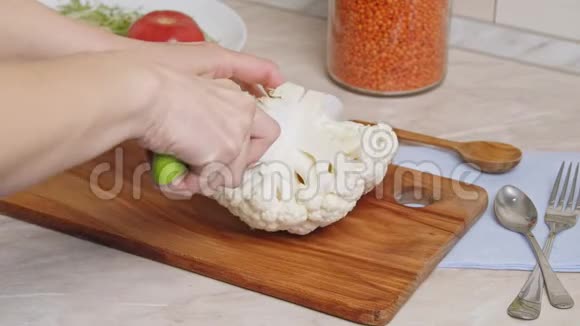 女人用刀子切菜花做沙拉视频的预览图