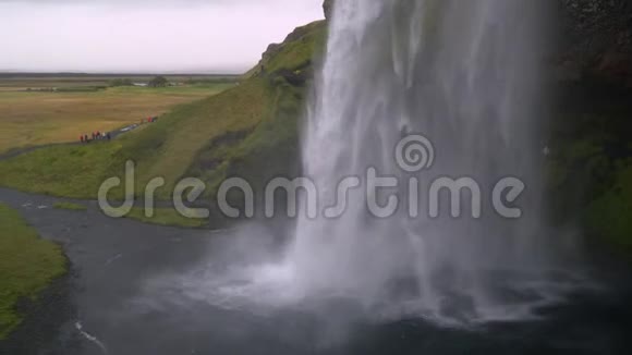 水在瀑布下流淌着一股强大的溪流视频的预览图