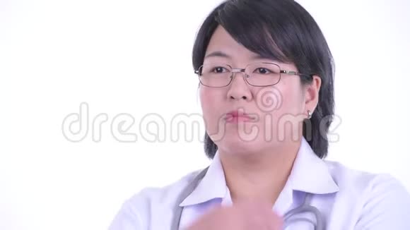 快乐超重亚洲女医生的脸思考和抬头视频的预览图