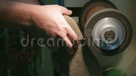 男鞋匠手在他的车间里打磨和塑造一个鞋底视频的预览图
