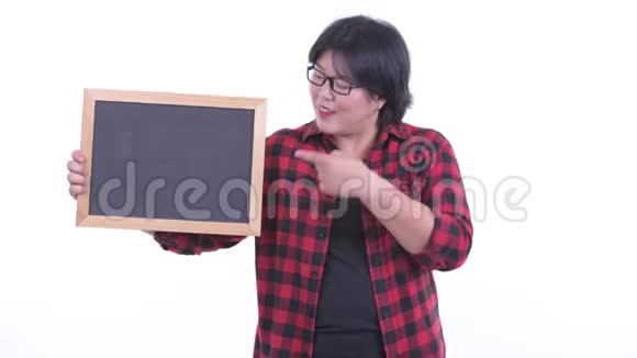 快乐超重的亚洲时髦女人拿着黑板竖起大拇指视频的预览图