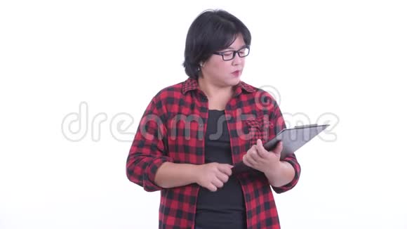 快乐超重的亚洲嬉皮士女人用手指拿着夹子视频的预览图