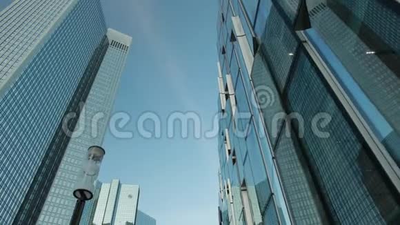 美丽的蓝天和天空触摸建筑物就像它的内部反射视频的预览图
