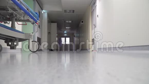 医院的走廊和医疗轮床视频的预览图