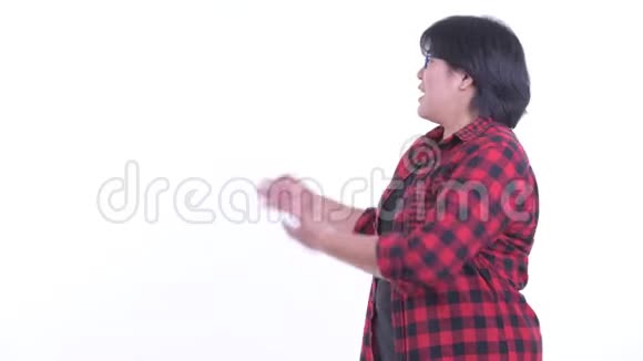 快乐超重的亚洲时髦女人在背后讲话视频的预览图